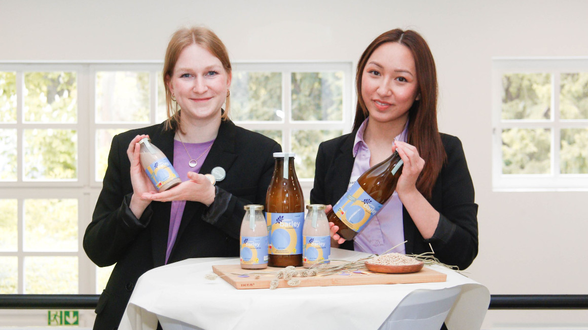 Laura Caspereit und Thao Tran präsentieren ihre Produktidee "Golden Barley", eine Milchalternative auf Basis von Biertreber, einem nährstoffreichen Reststoff aus der Bierherstellung.