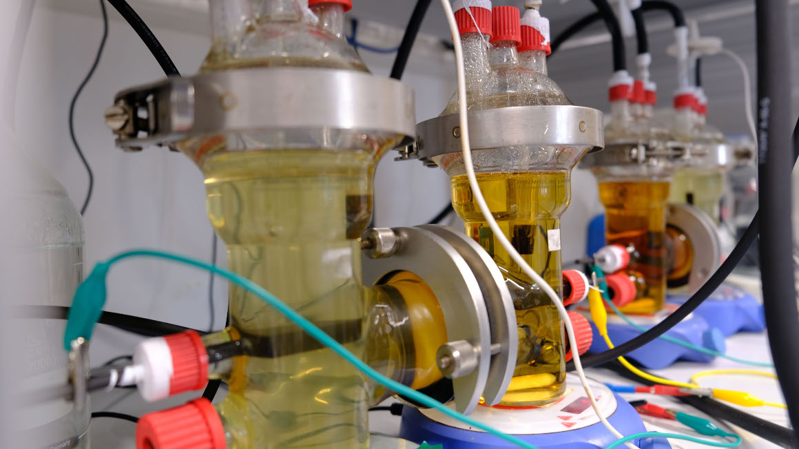 In kleinen Bioreaktoren können die Forschenden die Bedingungen der mikrobiellen Elektrosynthese genau kontrollieren.