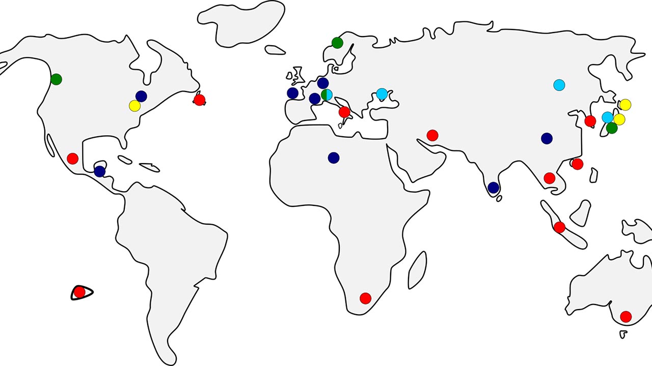 Konturen einer Weltkarte mit farbigen Punkten an vielen Orten