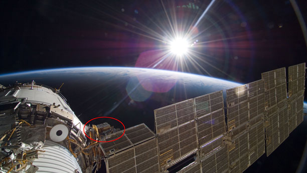 Die Internationale Raumstation ISS hat derzeit außergewöhnlichen Besuch: An der Außenplattform EXPOSE-R (roter Kreis) werden Algen, Moose und Mikroben den widrigen Bedingungen des Weltraums ausgesetzt.