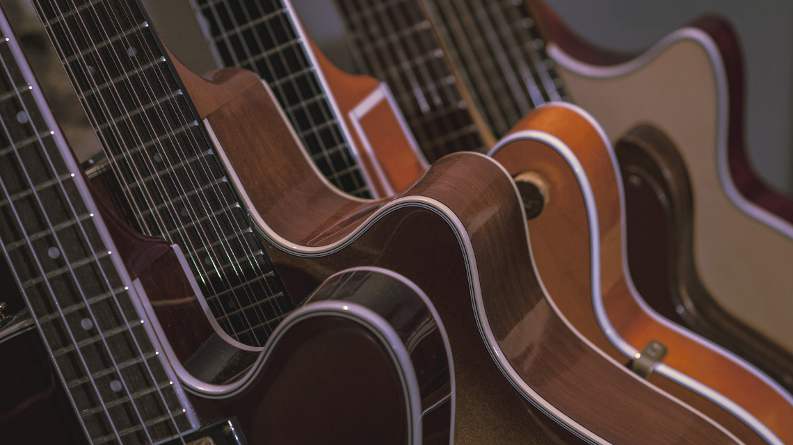 Heimische Hölzer könnten bald schon Tropenholz im Gitarrenbau ablösen. 