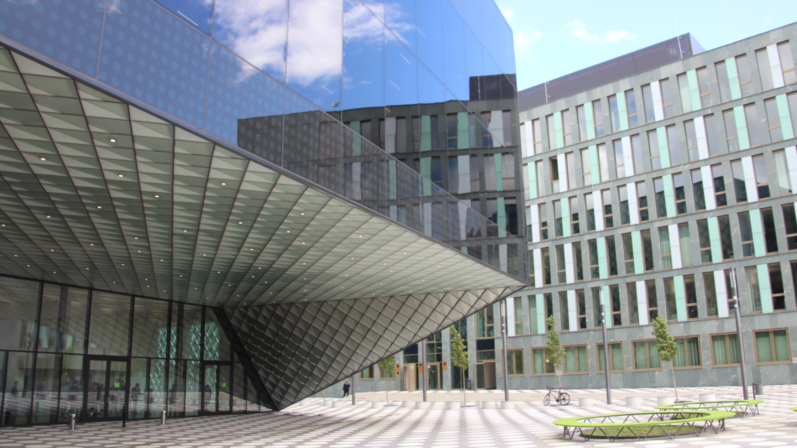 Das Futurium steht unmittelbar neben dem BMBF und hebt sich durch seine Architektur von den flachen Glasfronten der umliegenden Gebäude ab.