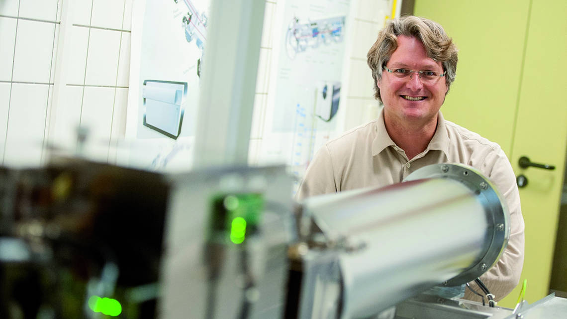 Mikrobiologe Ralf Rabus vor dem Massenspektrometer, einem seiner wichtigsten Forschungsgeräte.