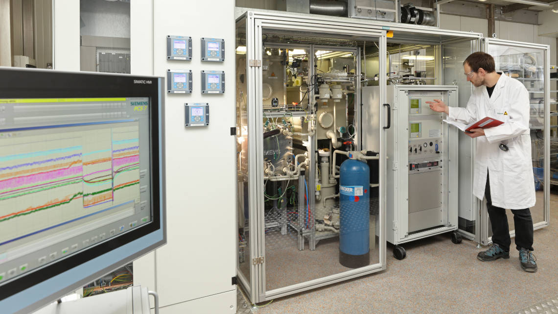 Der weltweit erste und vollständig automatisierte CO2-Elektrolyseur von Siemens erzeugt Kohlenmonoxid und liefert mit Wasserstoff die Hauptnahrung für die Bakterien im Bioreaktor.