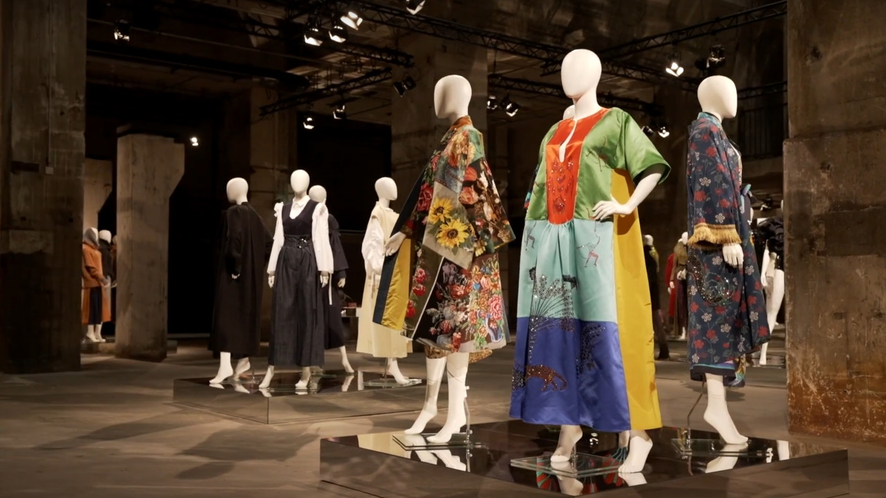 Modepuppen mit verschiedenen Kleidungsstücken von Desiginern bei der Berlin Fashion Week im Kraftwerk in berlin Mitte.