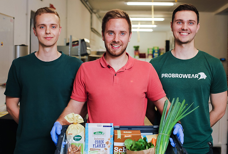 Die drei Brüder Heins mit einem Warenkorb regionaler Produkte aus Ihrem Online-Handel.