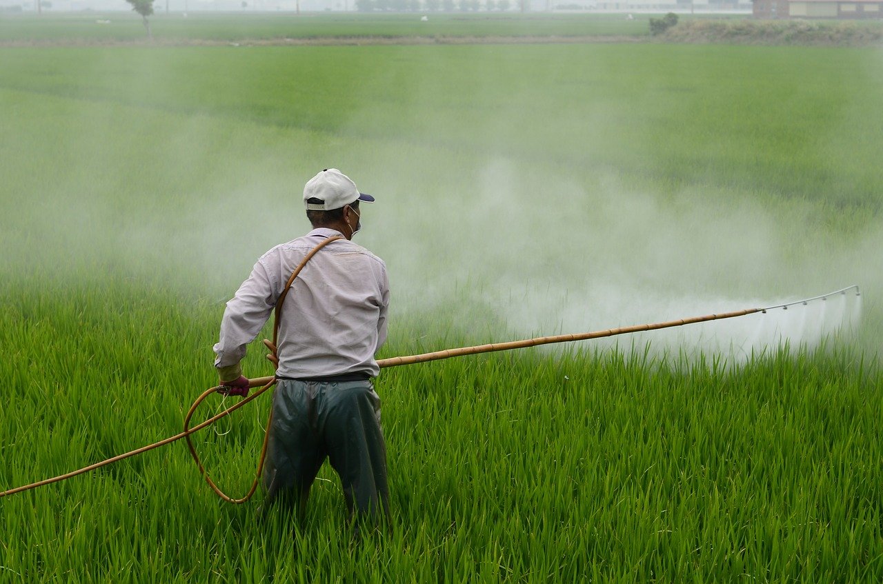 Auf einem Feld werden Pestizide versprüht