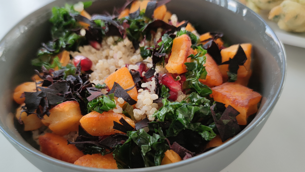 Salat mit Quinoa (Halopyhte) und Ulva (Meersalat, Makroalge) 