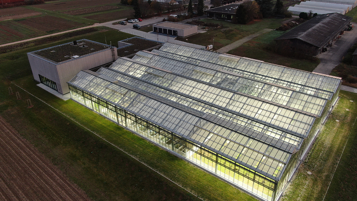 Blick von oben auf das neue Phytotechnikum auf dem campus der Uni Hohenheim