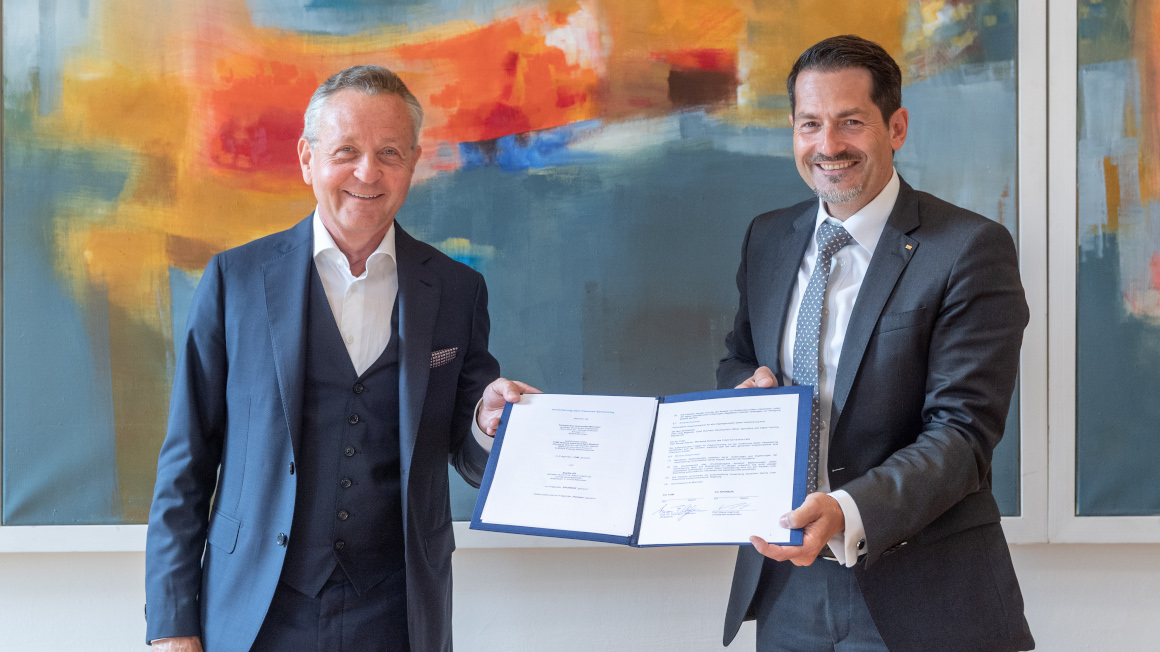 Partnerschaft mit TUM Venture Labs besiegelt: Prof. Klaus Josef Lutz (l.) und Prof. Thomas F. Hofmann bei der heutigen Vertragsunterzeichnung in München.