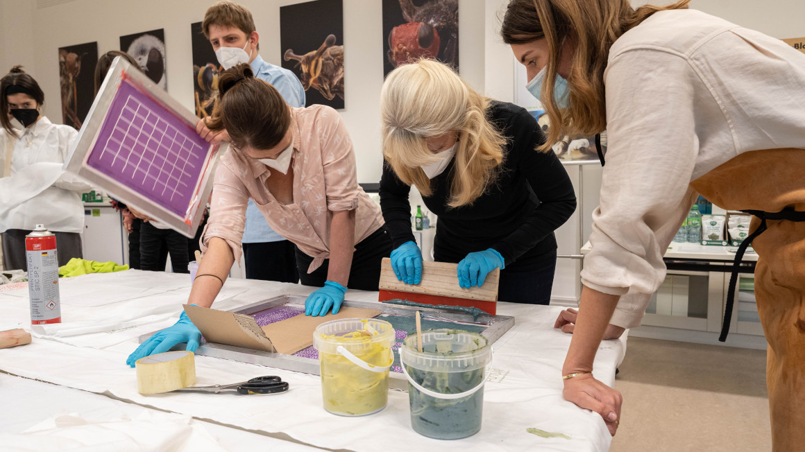 Rasa Weber von Designstudio Blond & Bieber (rechts im Bild) vmit Teilnehmern des Workshops "Drucken mit Algen"