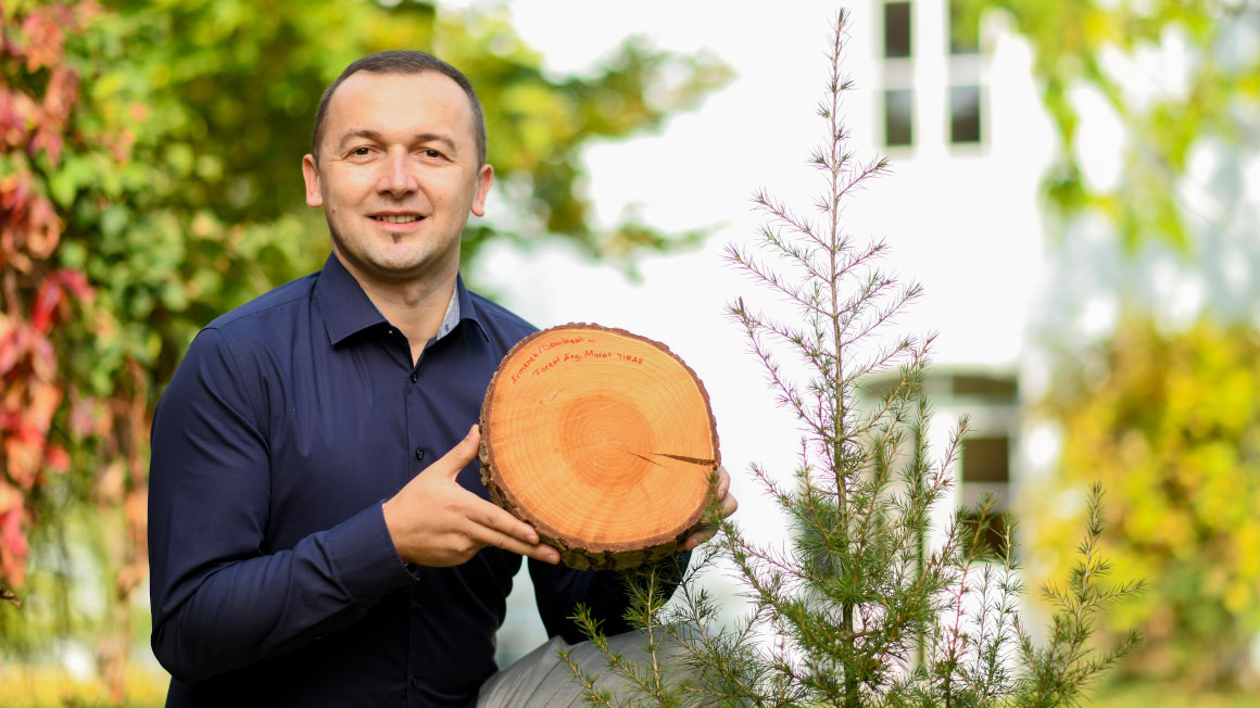 Die Libanonzeder gilt als Alternativbaumart für den Anbau im Klimawandel. Dr. Muhidin Šeho vom Bayerischen Amt für Waldgenetik, Koordinator im Forschungsprojekt „CorCed“, mit einer Baumscheibe der Libanonzeder. 