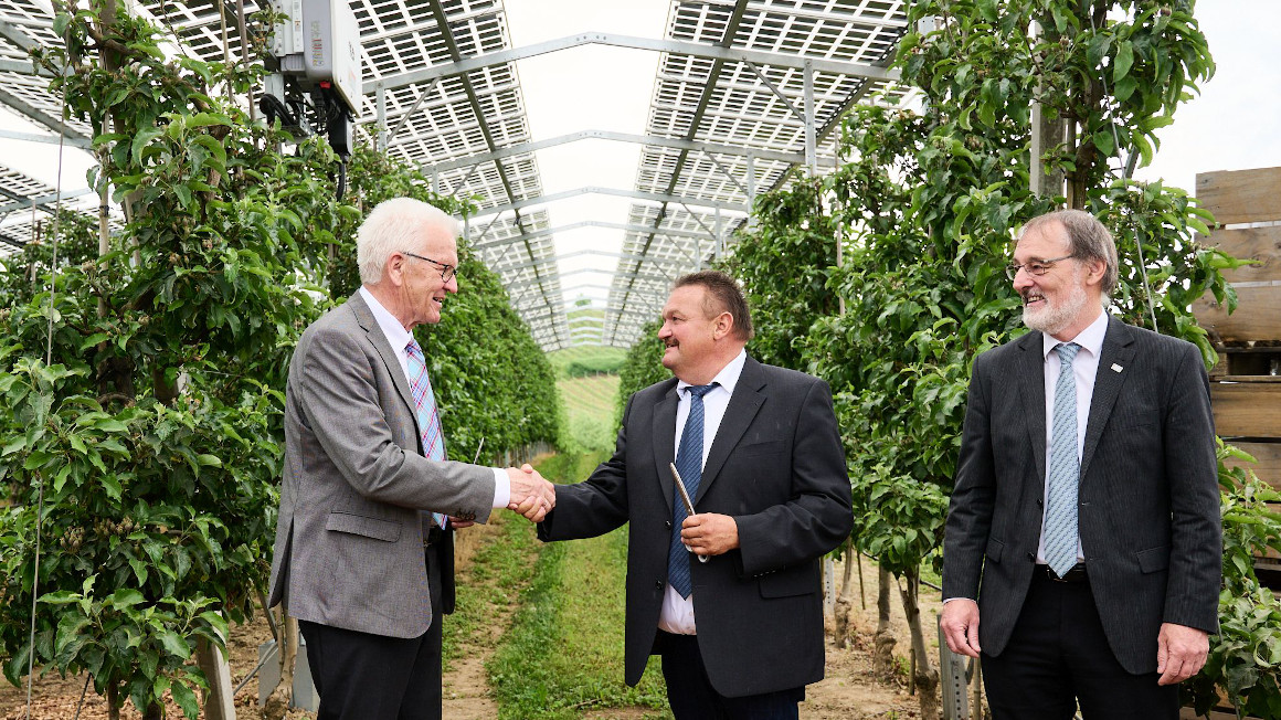 Baden-Württembergs Ministerpräsident Winfried Kretschmann, Landwirt Hubert Bernhard und Prof. Andreas Bett, Leiter des Fraunhofer-Instituts für Solare Energiesysteme, weihten die Agri-Photovoltaikanlage in Kressbronn ein.