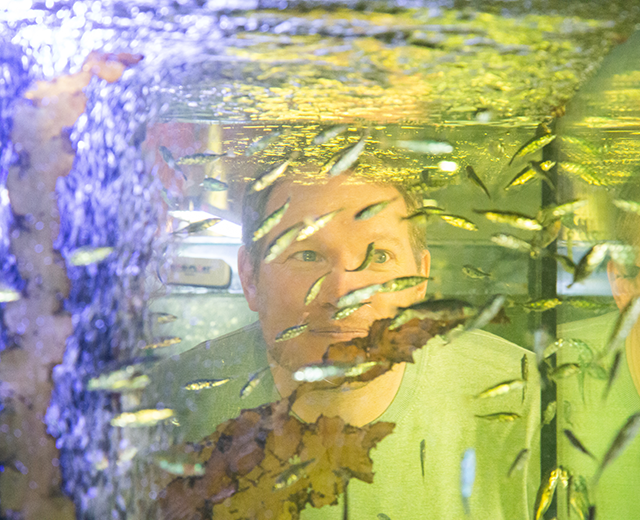Sebastian vorm Aquarium in Travemünde
