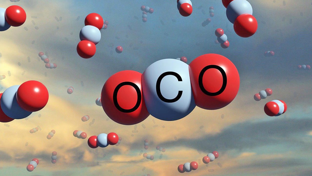 Modelle von CO2-Molekülen vor dem Hintergrund des Himmels