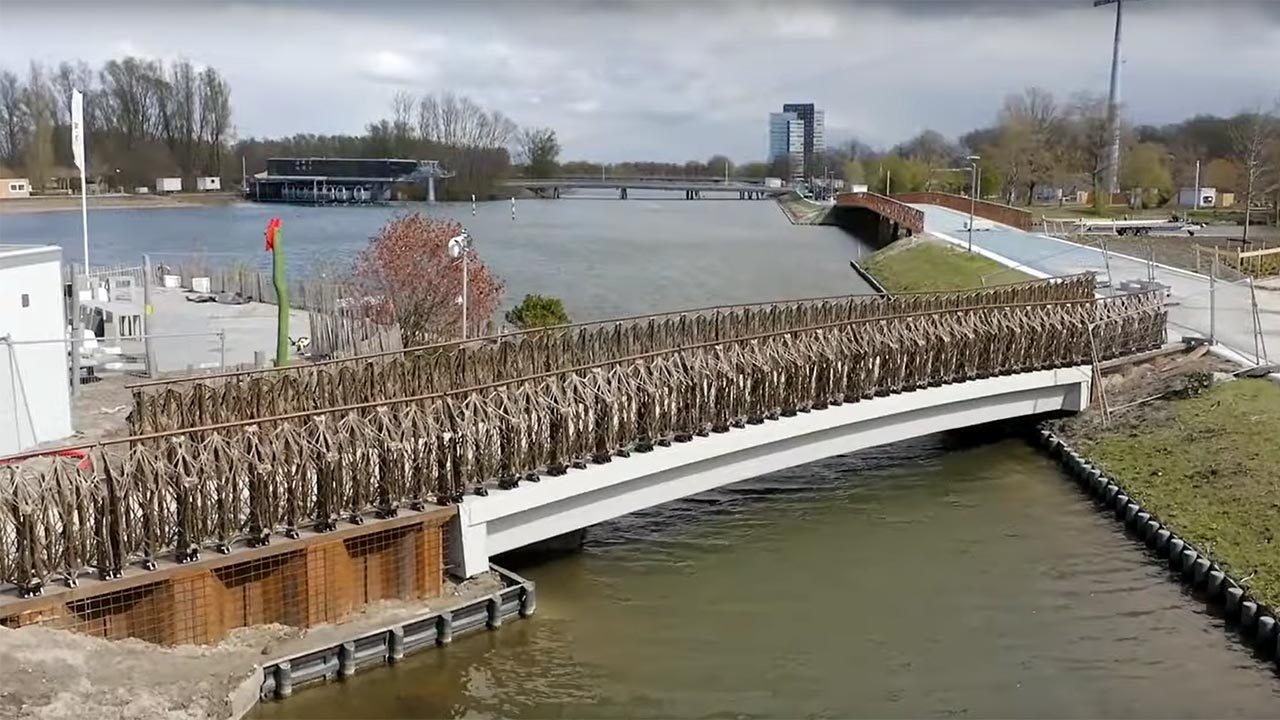 Brücke über einen Kanal