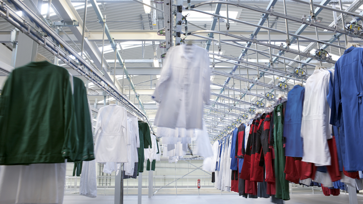 Millionen von Menschen in Deutschland tragen Berufskleidung – hier liegt besonders viel Potenzial für eine Textilwende