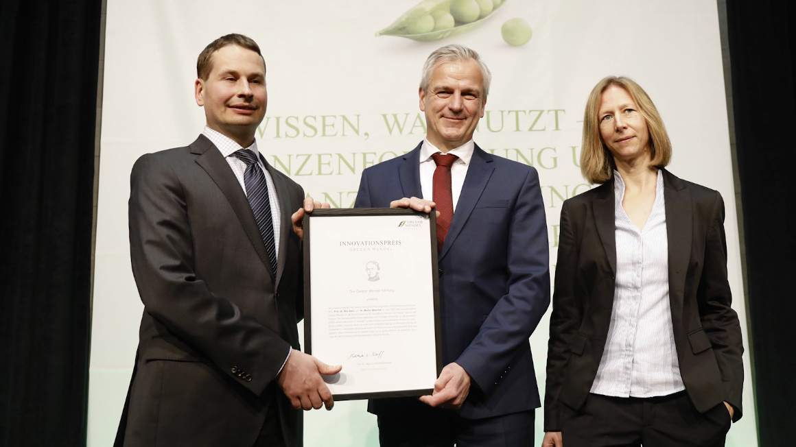 Innovationspreis Gregor Mendel Stiftung für IPK-Forscher Martin Mascher (links) und Nils Stein (mitte)