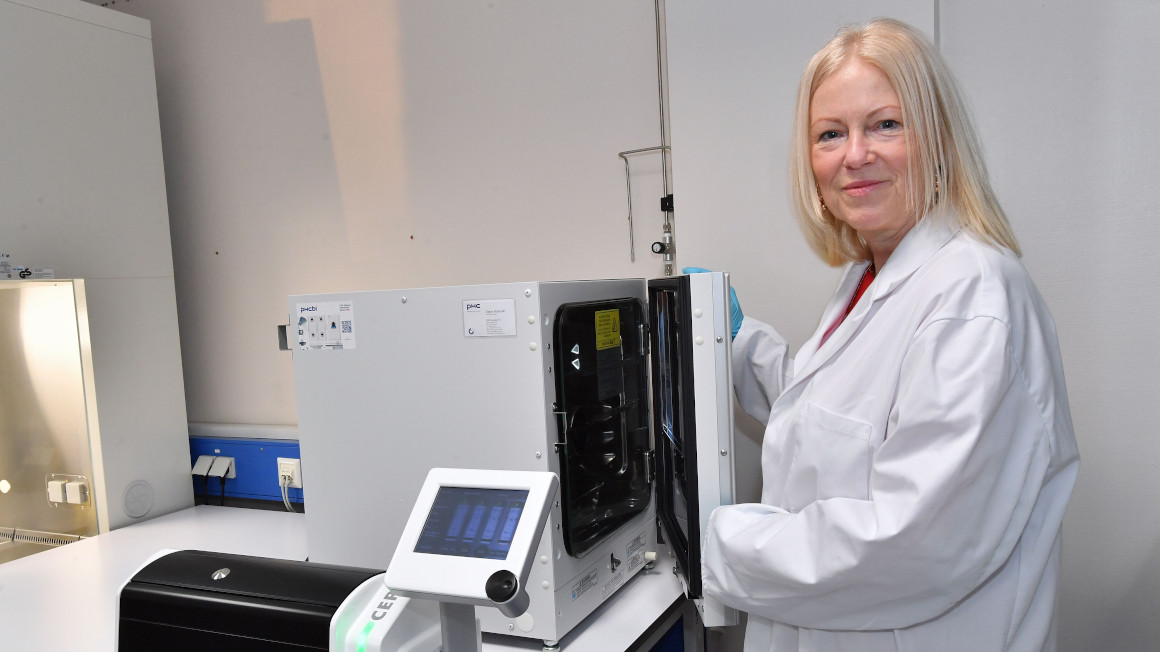 Projektleiterin PD Dr. Monika Röntgen am Bioreaktor, in dem das Zellwachstum erfolgt.