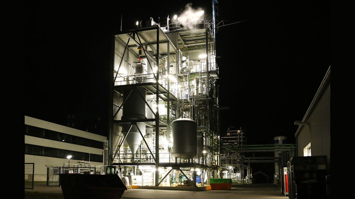 Die Forschungsgruppe Kohlenstoff-Kreislauftechnologien KKT des Fraunhofer-Instituts für Keramische Technologien und Systeme in Freiberg optimiert chemische Recycling-verfahren und erprobt diese im großtechnischen Maßstab. 