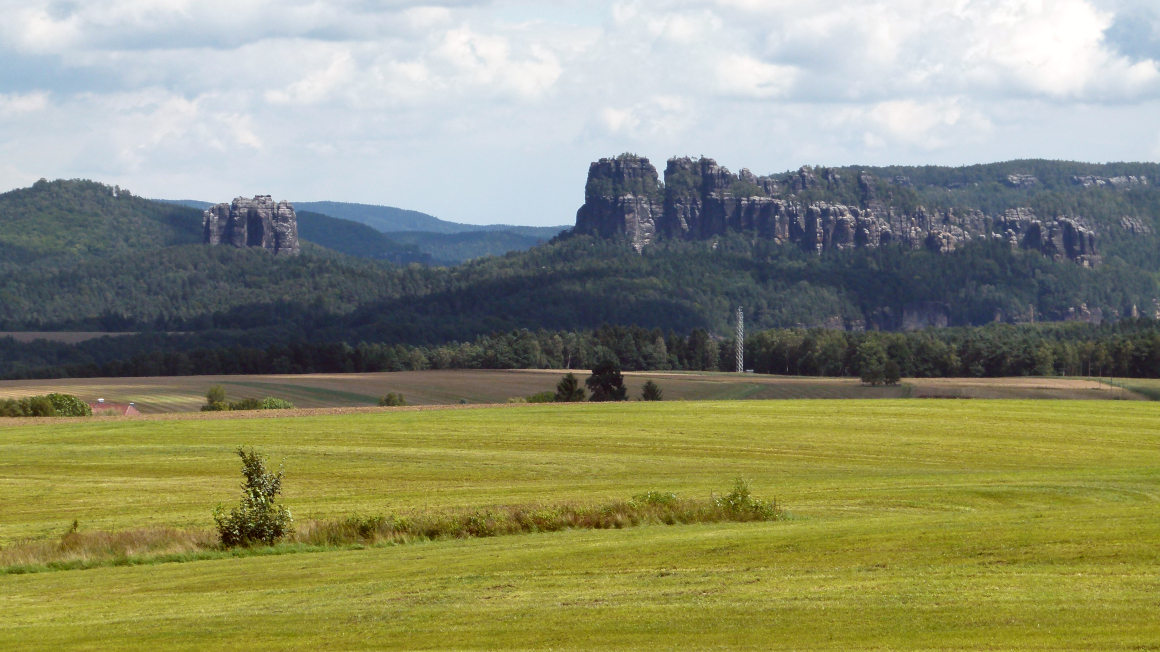 Blick auf die Schrammsteine in der Sächsischen Schweiz 