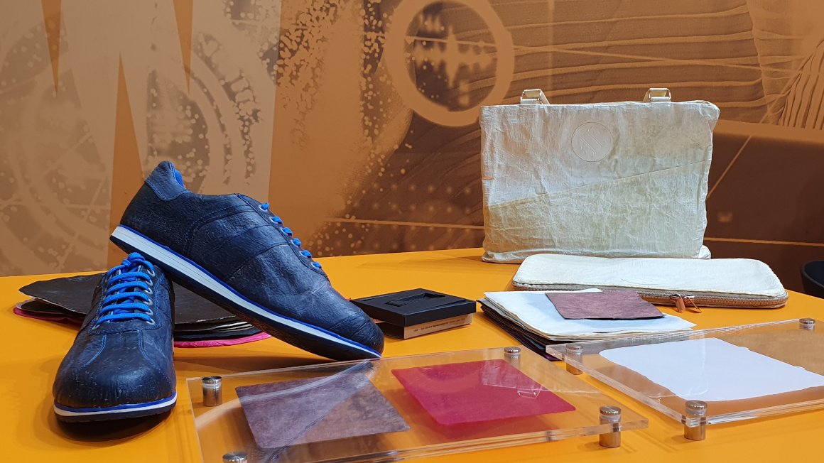 Taschen und Schuhe aus einem neuartigen Biomaterial basierend auf Bakterieller Nano Cellulose.