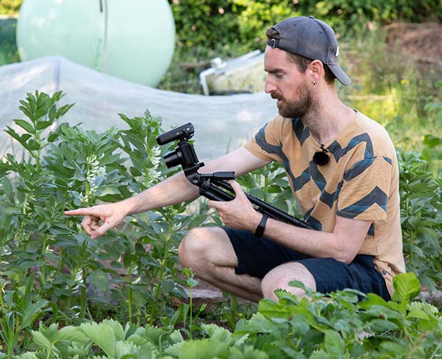 David mit Kamera im Gemüsebeet
