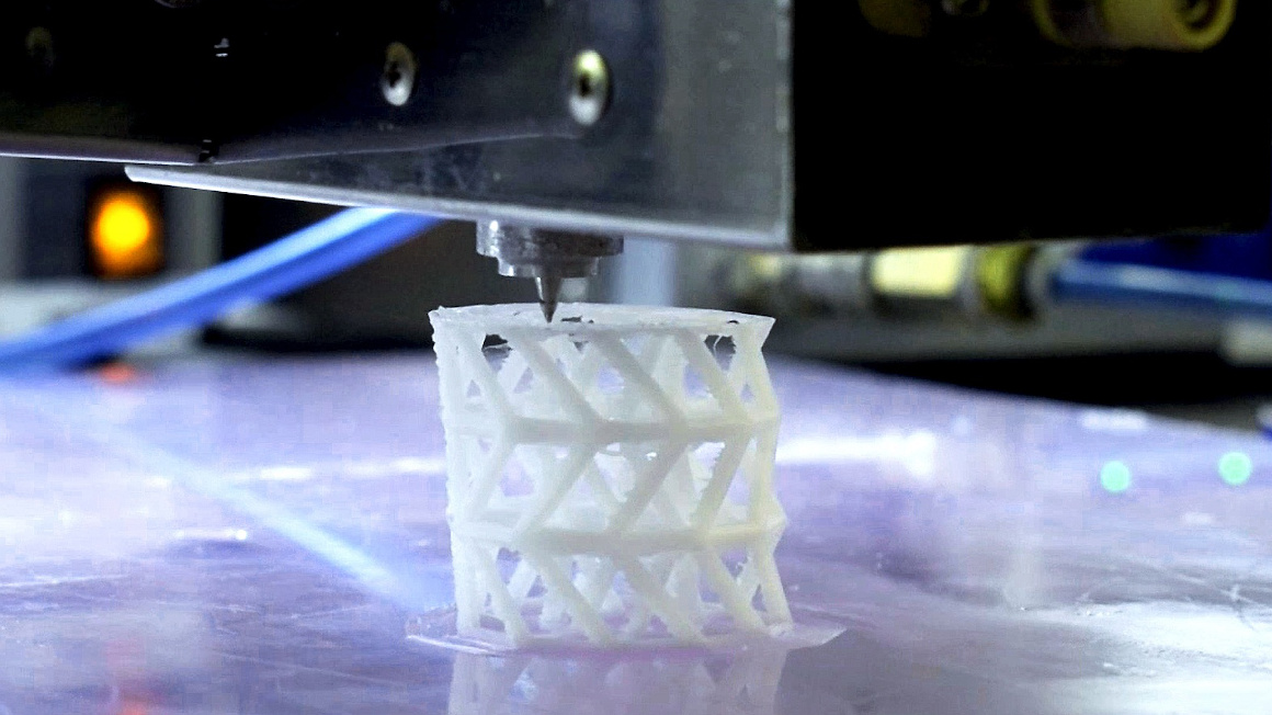 Aus dem Kompositmaterial druckt ein 3D-Drucker das leit- und Stützgerüst im Technikum