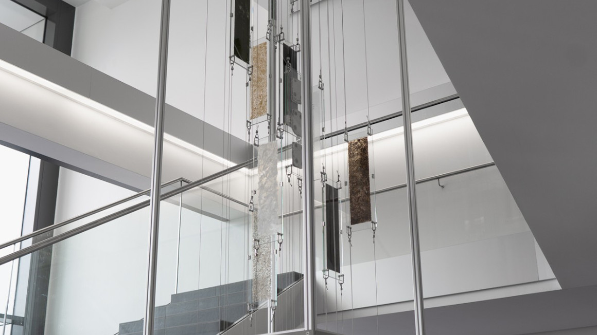 Die fünf Meter hohe Installation »Circular« der Berliner Künstler Niklas Thran und Robin Woern zeigt biobasierte Materialien in schwebenden Glaspaneelen.