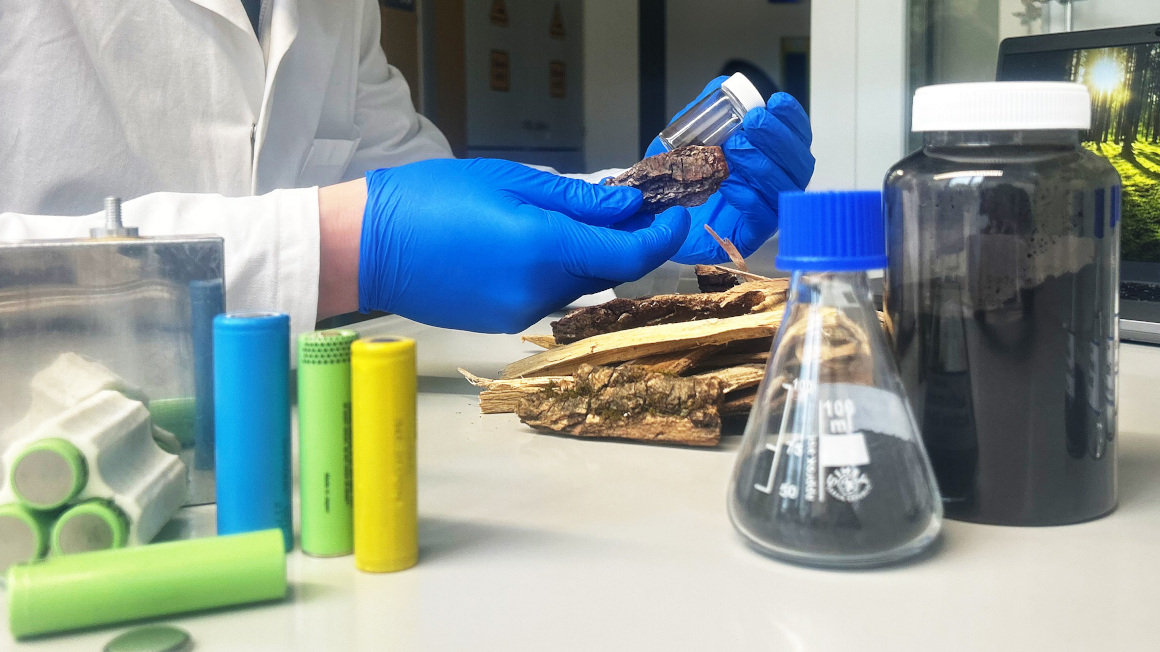 Forschende der Hochschule Aalen verfolgen das Ziel, ressourcenschonende Batterien aus Holzabfällen herzustellen.