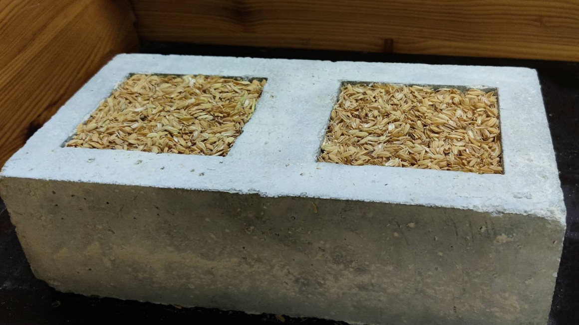 Betonbaustein aus rezyklierten Zuschlagstoffen und Reishülsenasche mit einer Reisstroh-Dämmung