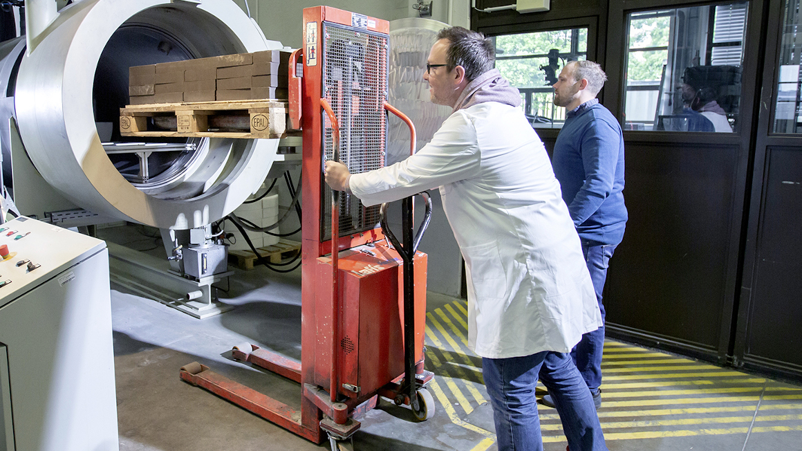 Michael Prokein (l.) und Jannick Armenat von Ruhrstoffbauwerke an der vorindustriellen Anlage zur Härtung von Baustoffen und CO2-Speicherung