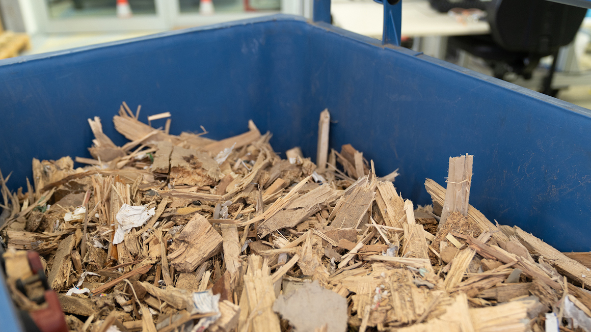 Mit Holzschutzmitteln behandeltes Altholz muss derzeit in genehmigten Großkraftwerken verbrannt werden. In H2Wood entstehen daraus Wasserstoff, Carotinoide und Stärke.