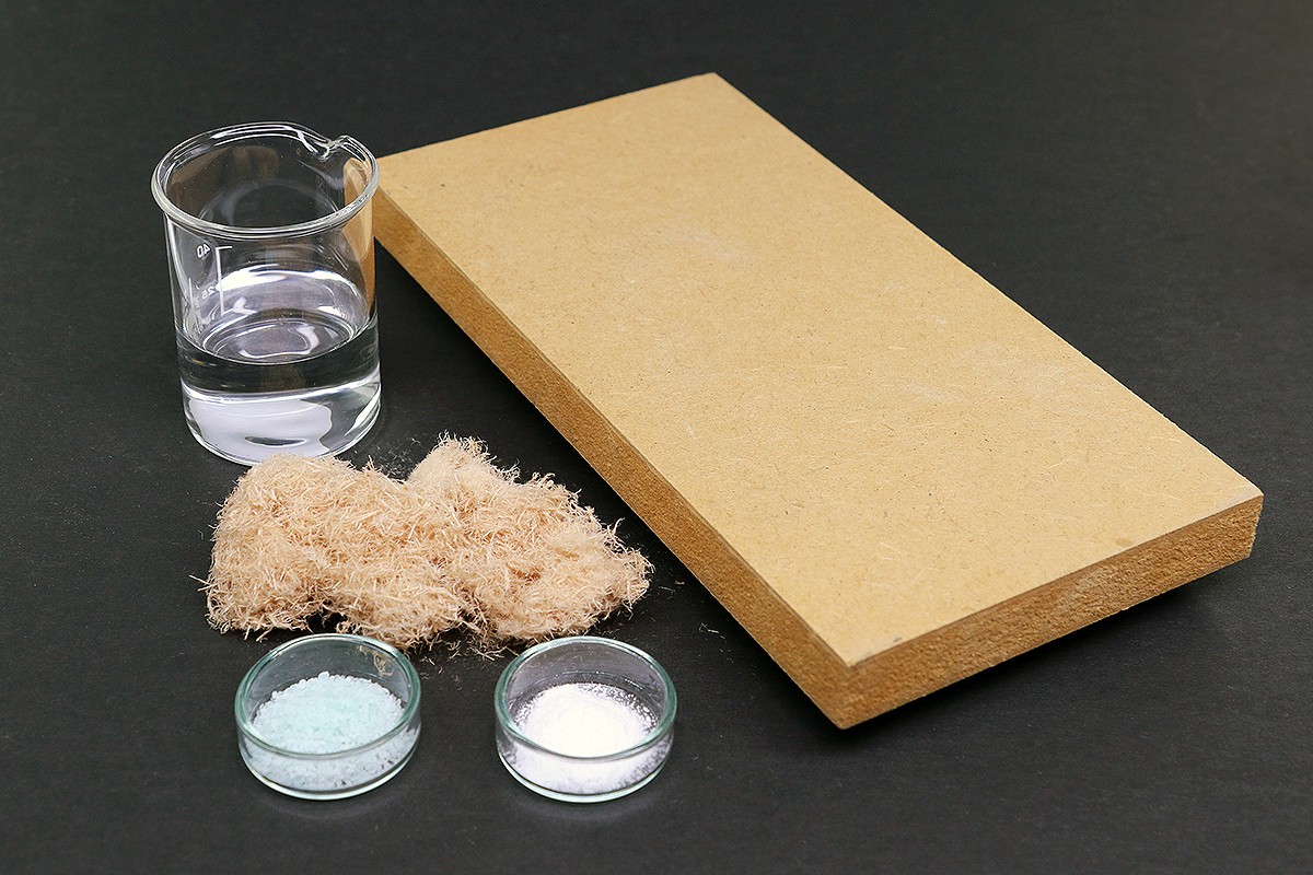 Zutaten für die MDF der Zukunft: Wasserstoffperoxid (H2O2), Eisen(II)-sulfat (FeSO4) und eine biobasierte Dicarbonsäure als Ausgangssubstanz der Präadhäsive sowie Buchenholzfasern aus klimaresilienten Mischwäldern.