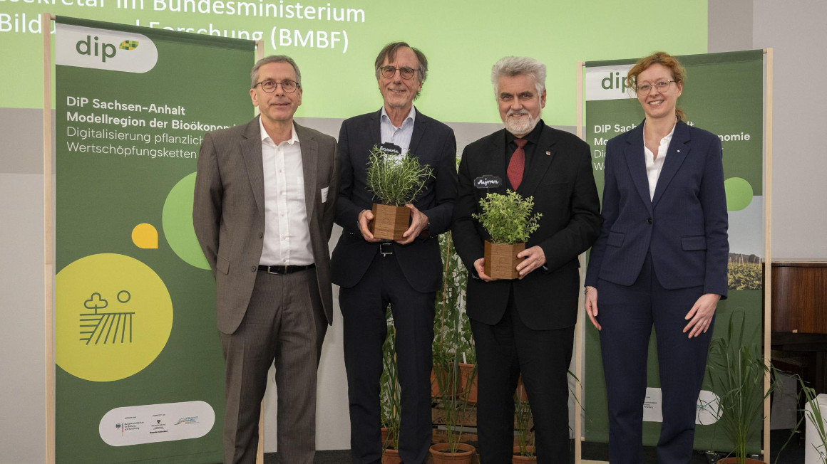 Auftaktveranstaltung der DiP Sachsen-Anhalt Modellregion der Bioökonomie: Prof. Dr. Klaus Pillen (MLU, DiP-Sprecher), Dr. jur. Karl Eugen Huthmacher (BMBF, Staatssekretär), Prof. Dr. Armin Willingmann (Wissenschaftsminister Sachsen-Anhalt) , Dr. Christine Rasche (Fraunhofer IGB/CBP, DiP Co-Sprecherin) v.l.n.r.