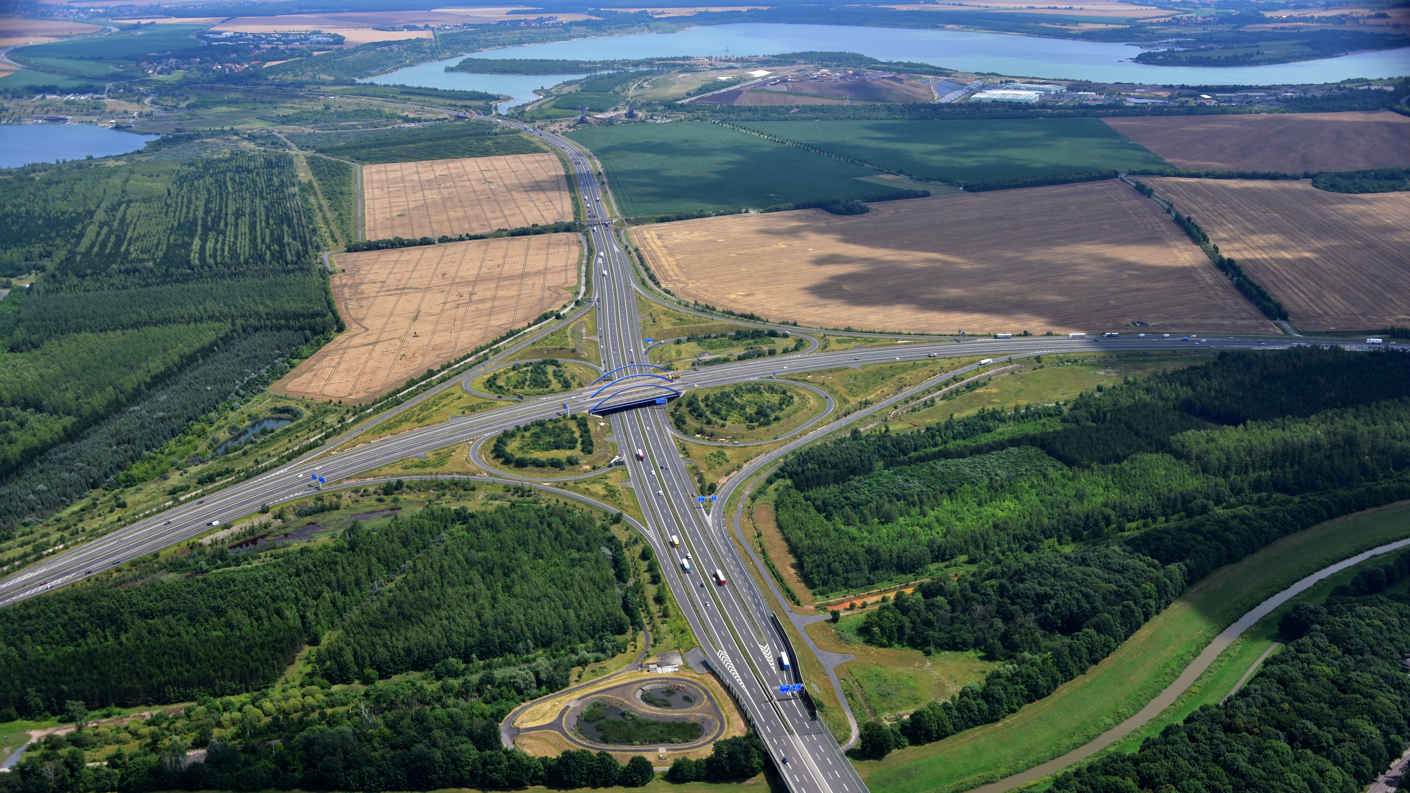 Autobahnkreuz durchschneidet Landschaft