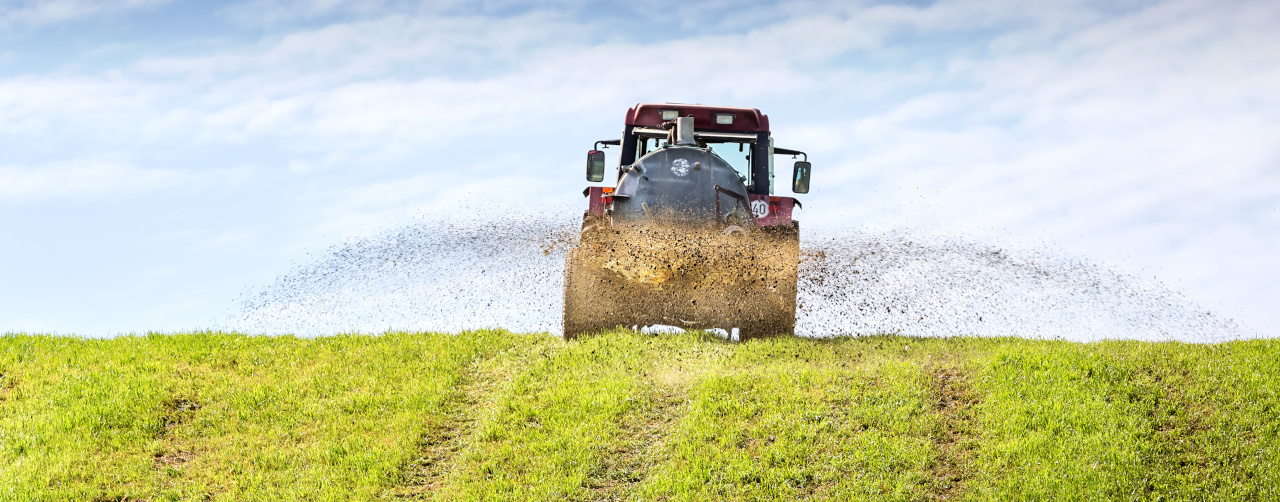 Traktor mit Jauchewagen