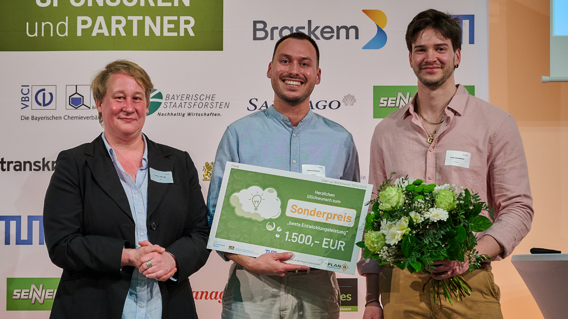 Überreichung des Sonderpreises durch Prof. Dr. Anja Faße, Prorektorin des TUM Campus Straubing (li.), an das Team Looppack (v. li.): Patrick Grimmeisen und Tomás Federico Kochendörfer