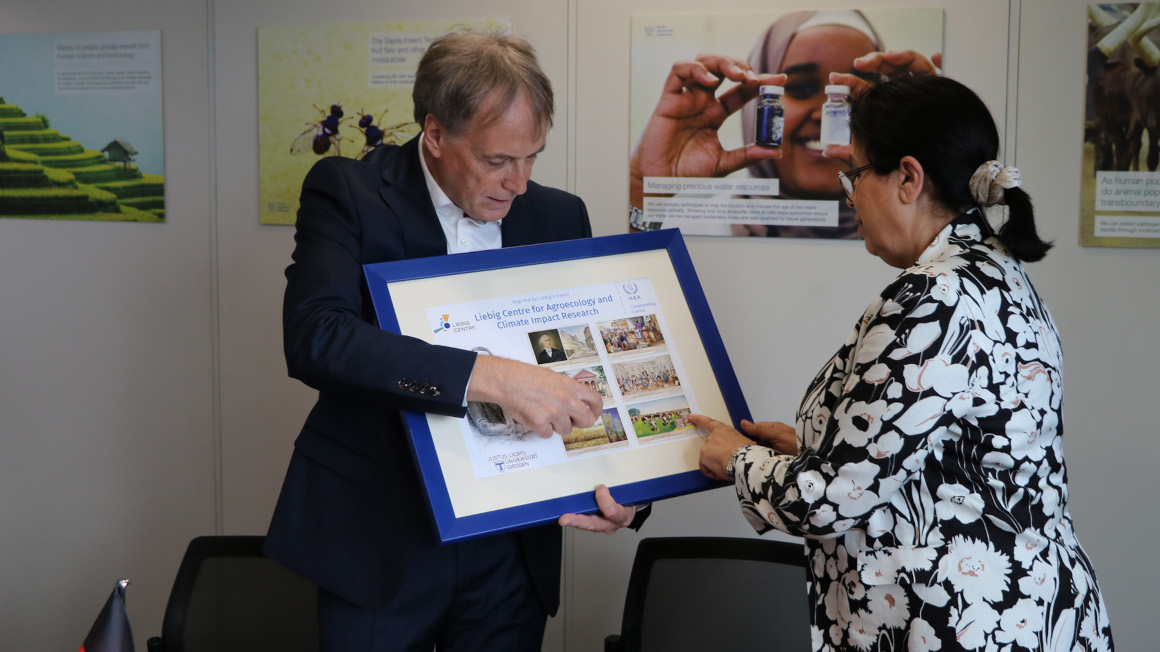 Prof. Dr. Christoph Müller, Institut für Pflanzenökologie der JLU (l.) und Najat Mokhtar, Deputy Director General and Head of the Department of Nuclear Sciences and Applications, tauschen sich in Wien über die gemeinsamen Forschungsarbeiten aus.
