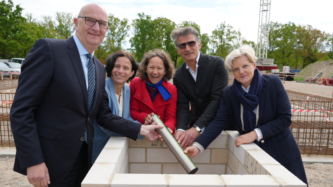 Gemeinsames versenken der Zeitkapsel: D.Woidke, B. Sturm, A. Hohn, M. Haas und M. Brockmeier (v.l.n.r.).