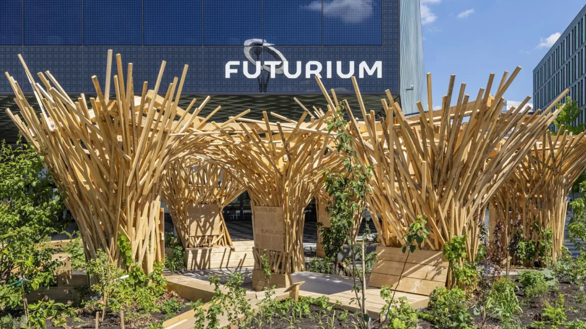 Die Installation "Superland" vor dem Futurium in Berlin