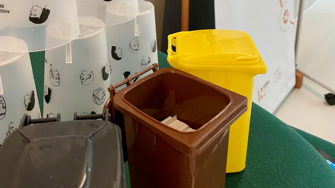 Eine Präsentation der im Rahmen des Projektes "reGIOcycle" entwickelten Produkte, darunter auch der Augsburger Becher.