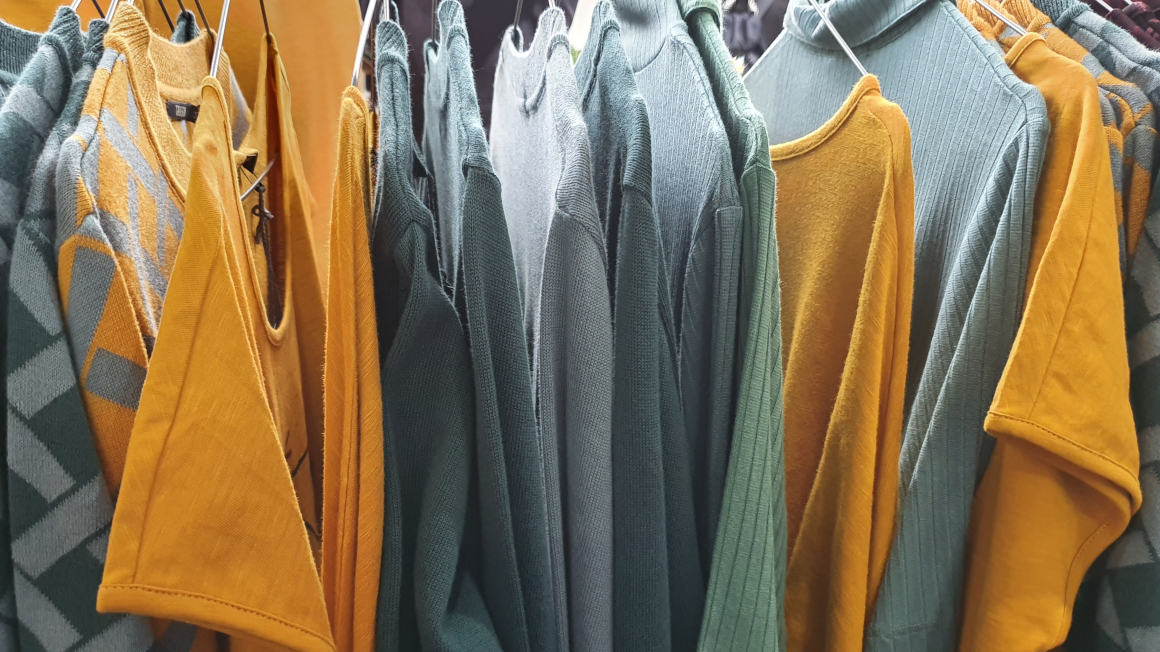 Farbige Pullover