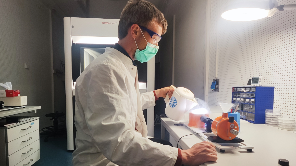 Dr. Jakob Ruickoldt bei der Überführung der Proben in den Probenhalter.