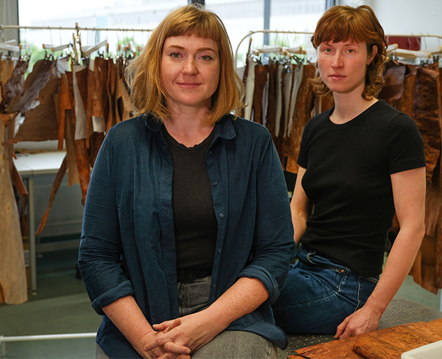 Portrait Charlett Wenig & Johanna Hehemeyer-Kürten MPI Potsdam-Golm Rinde Modedesign