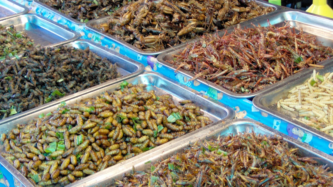 Insekten als Lebensmittel werden in Thailand auf dem Markt angeboten.