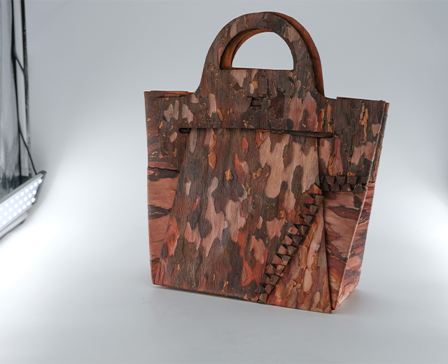 Handtasche aus Kiefernrinde Design Johanna Hehemeyer-Cürten Modedesignerin