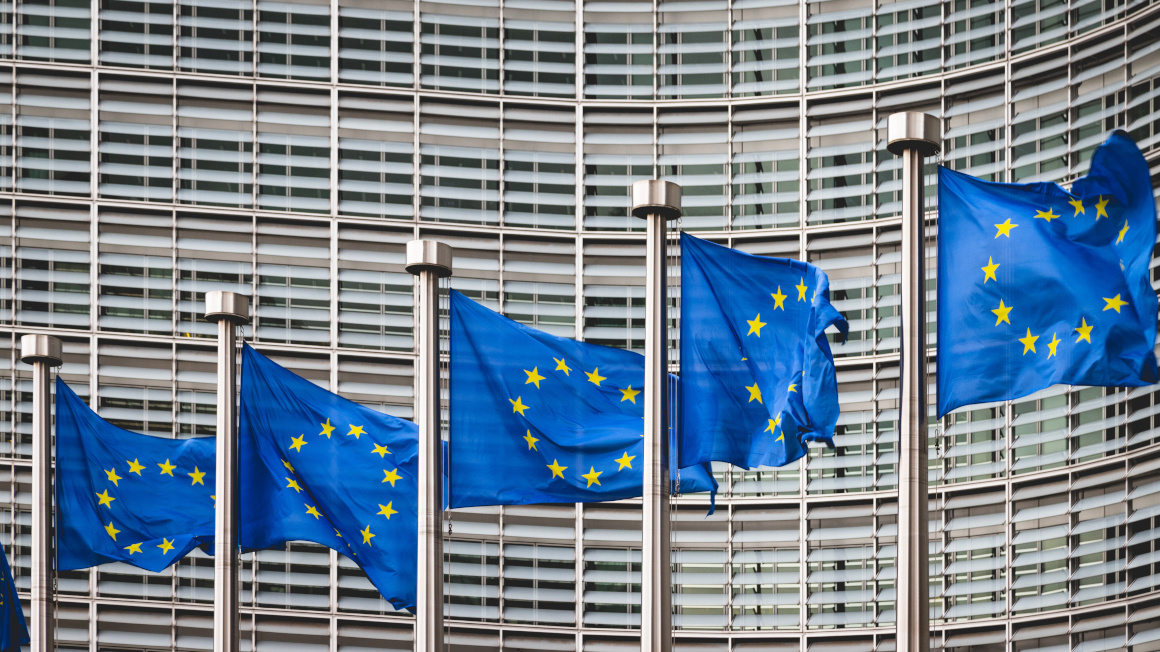 EU-Flaggen vorm EU-Kommissionsgebäude in Brüssel