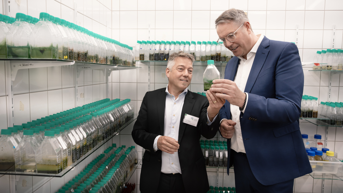 Michael Lakatos erklärt dem Ministerpräsident Alexander Schweitzer die Vielfalt seiner weltweit einzigartigen Algensammlung.