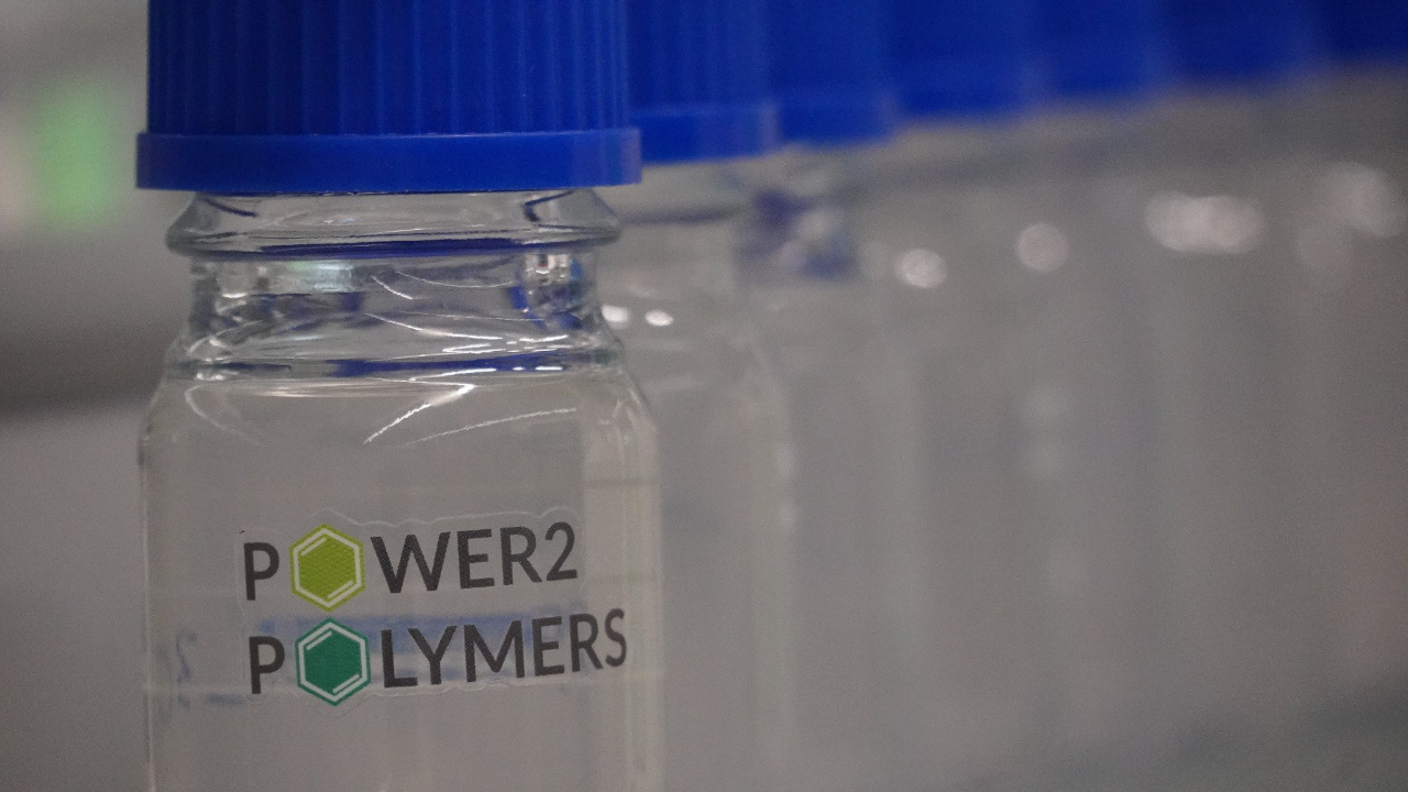 Bei„Power2Polymers“ werden aus Industrieabgasen wertvolle Chemikalien gewonnen.